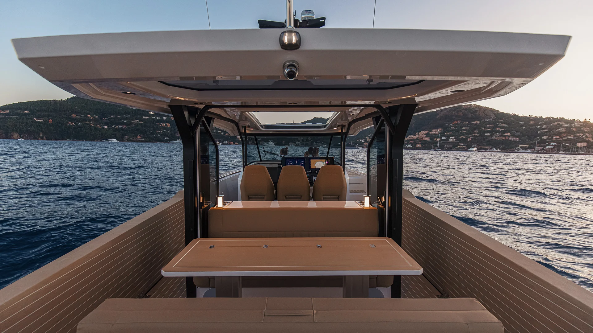 Open-air seating beneath the Saxdor 400 GTS canopy